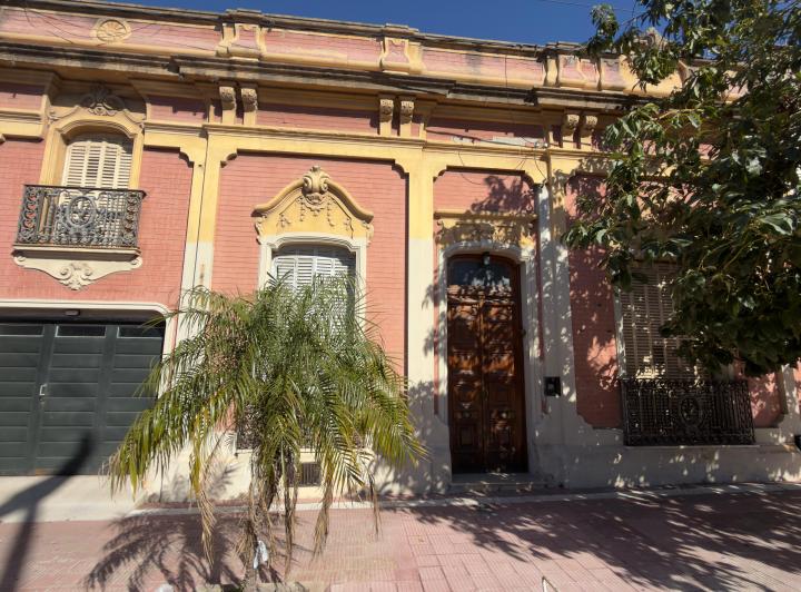 Casa · 300m² · 10 Ambientes · 1 Cochera