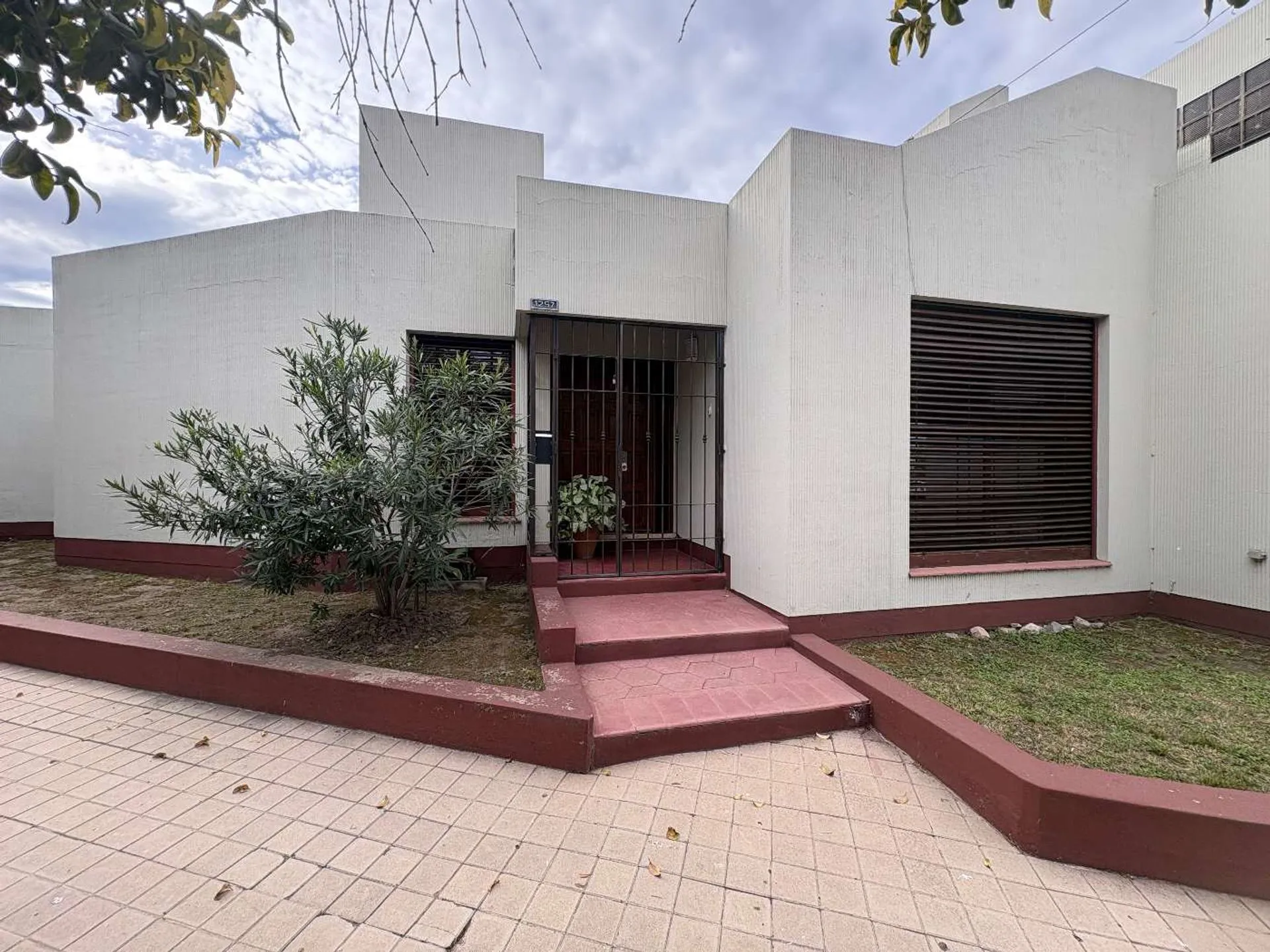 CASA Bº URCA CORDOBA 3 DORMI COCHERA JARDIN ASADOR APTA USO FAMILIAR O COMERCIAL EXCELENTE UBICACION VENTA