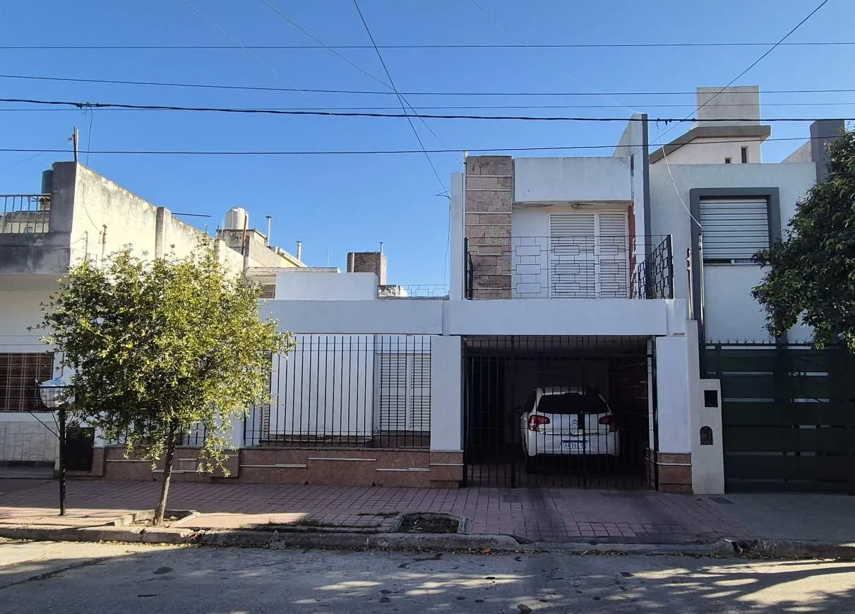 CASA AMPLIA Y FUNCIONAL EN VENTA