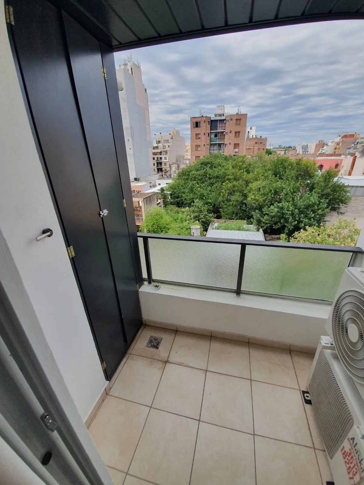 CENTRO - 1era. CUADRA DE ALBERDI - 1 DORMITORIO C/PILETA
