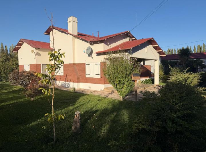 Casa · 350m² · 9 Ambientes · 4 Cocheras