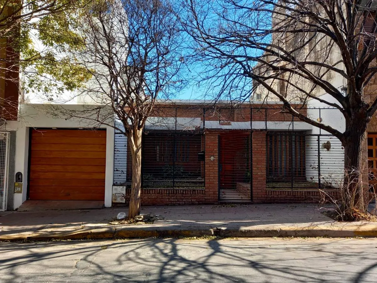 NUEVA CBA, CASA CATEGORIA , 10X28, 280 m2  tots.   250 m2 cub.