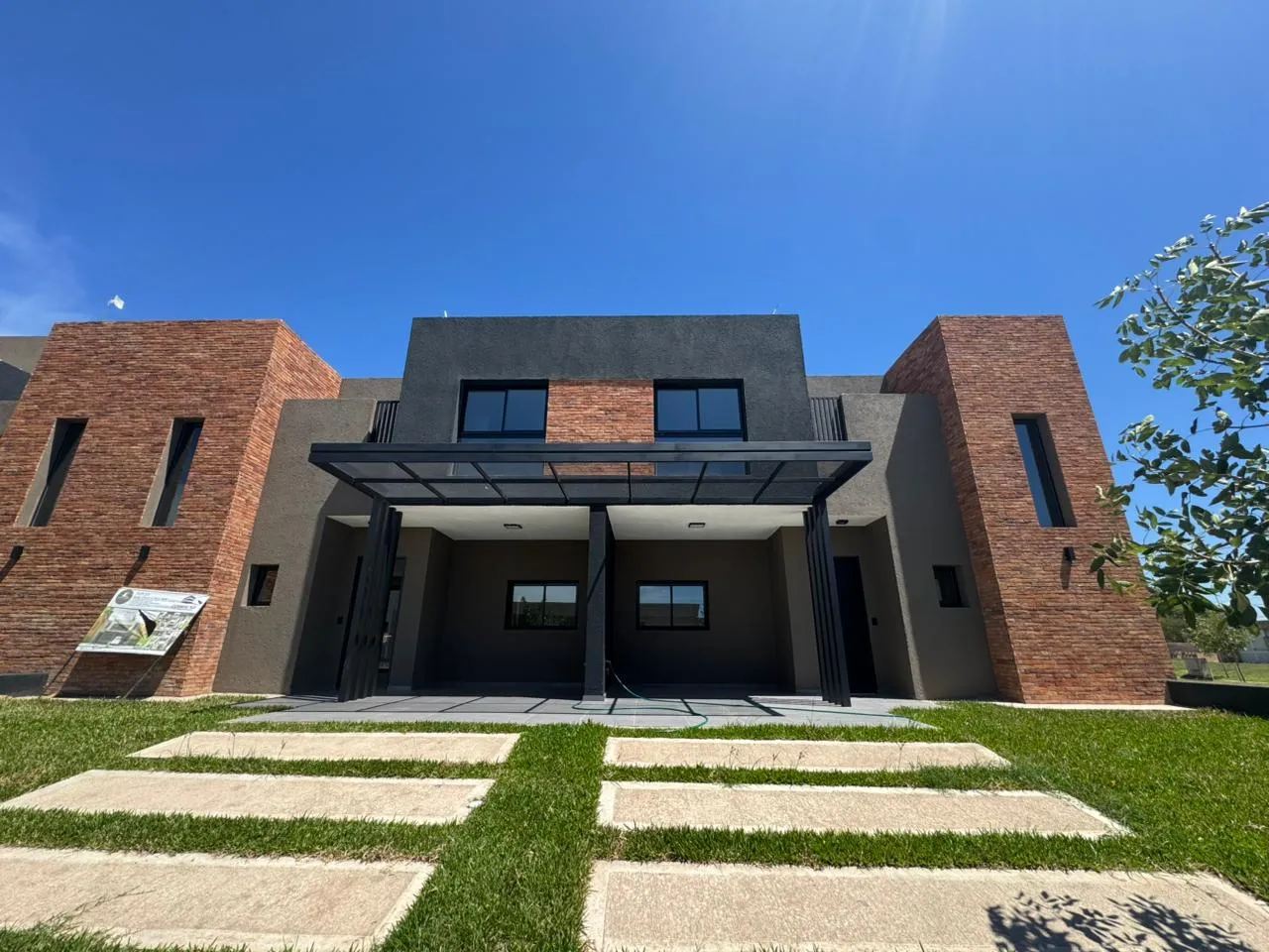 SAN IGNACIO VILLAGE CASA EN VENTA 3 DORMITORIOS CON PILETA