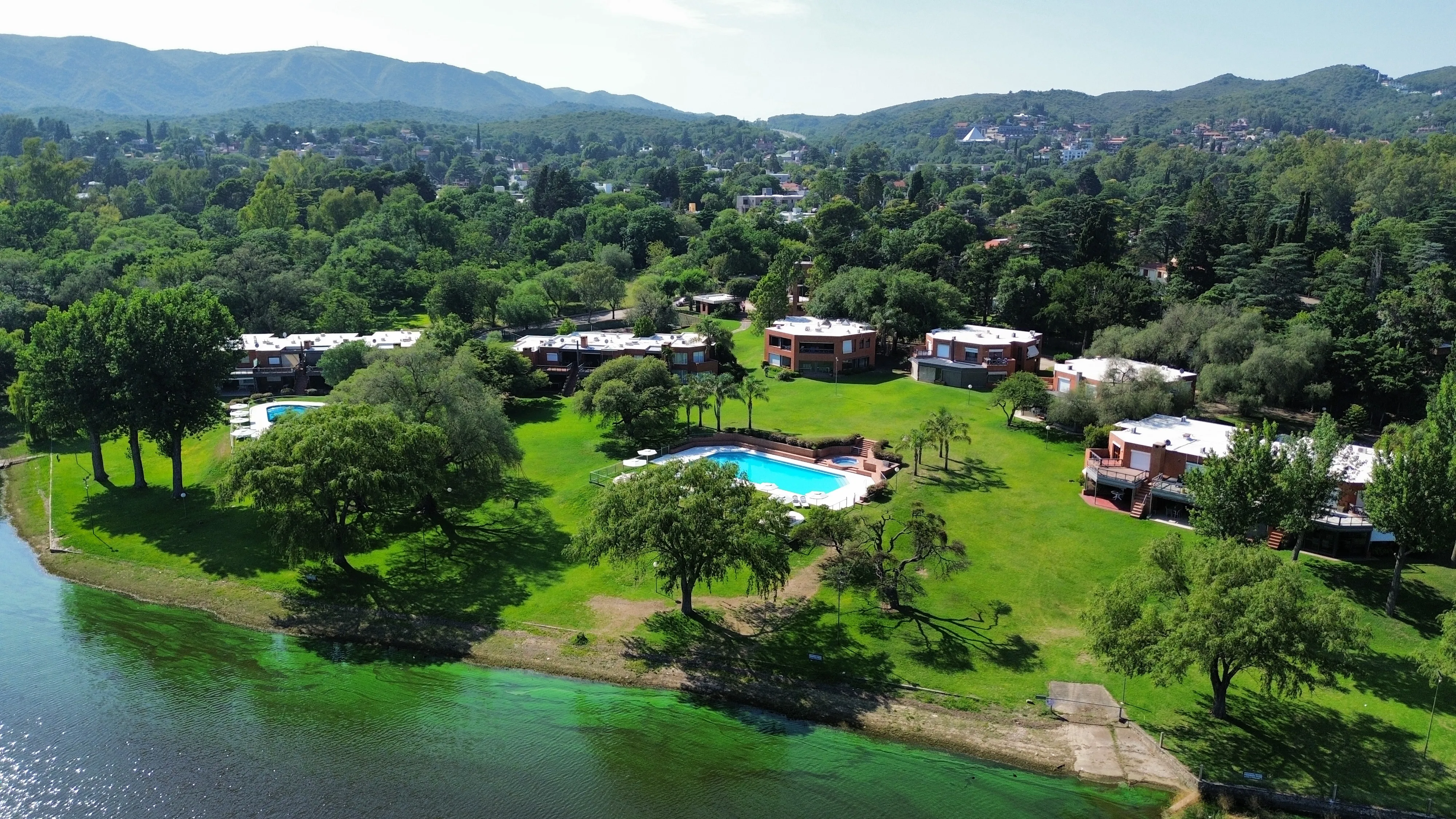 EXCELENTE CASA EN COUNTRY SOBRE COSTA DEL LAGO