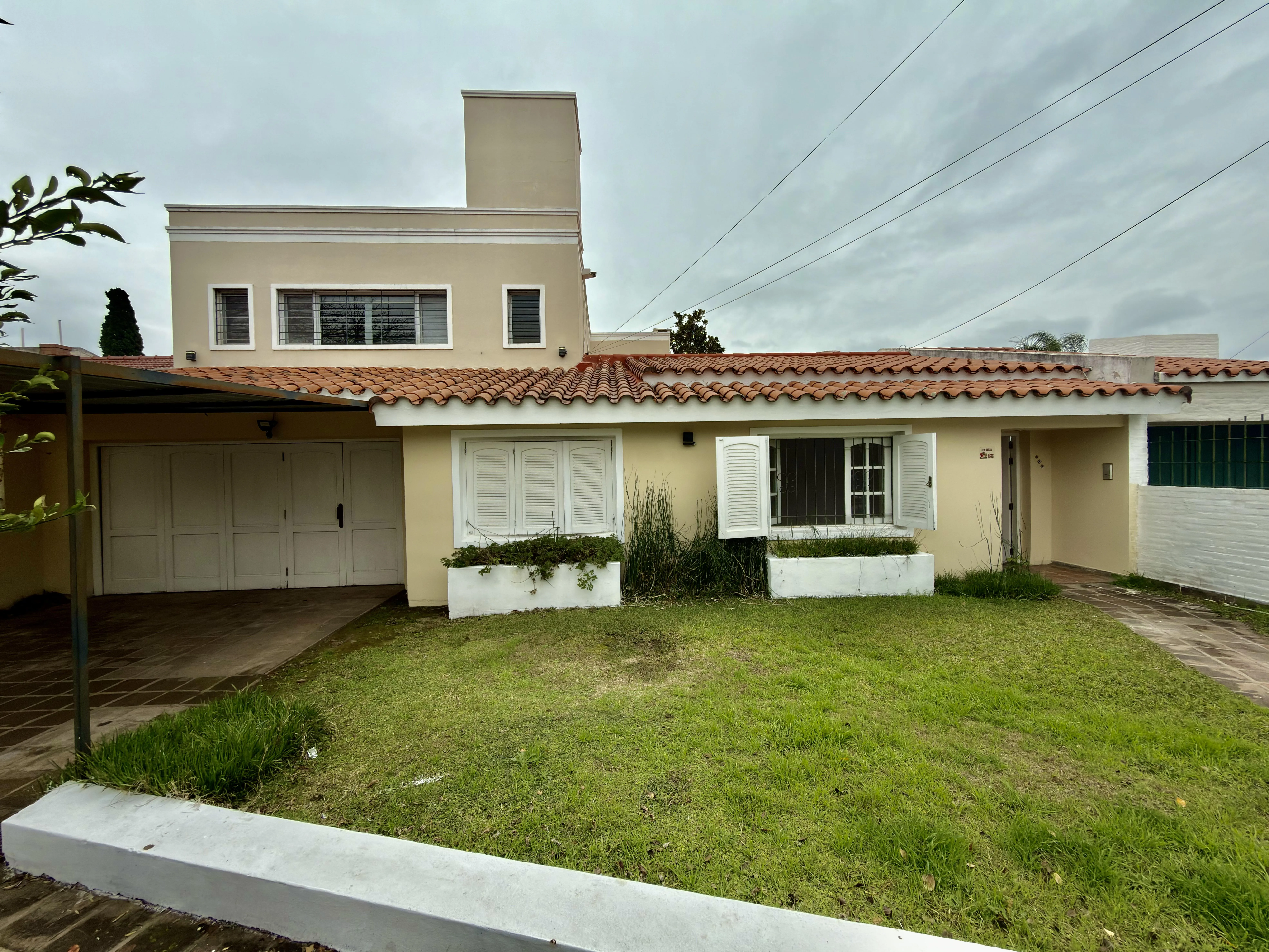 Amplia casa de 5 dormitorios en Cerro de las Rosas