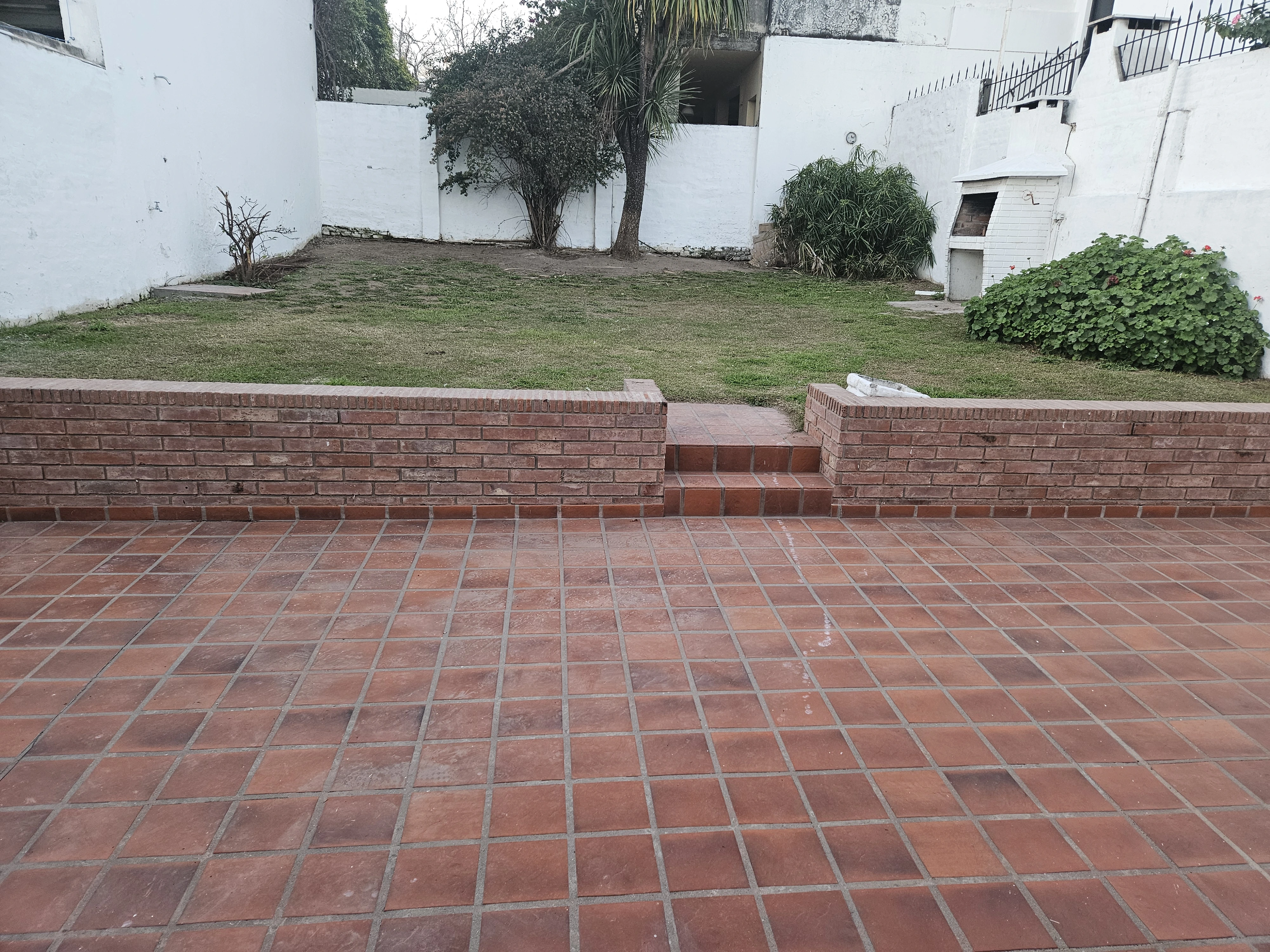 Alquilo casa de 2 dormitorios toda en PB en B° Villa cabrera con patio grande cerca shopping y colegio Peña