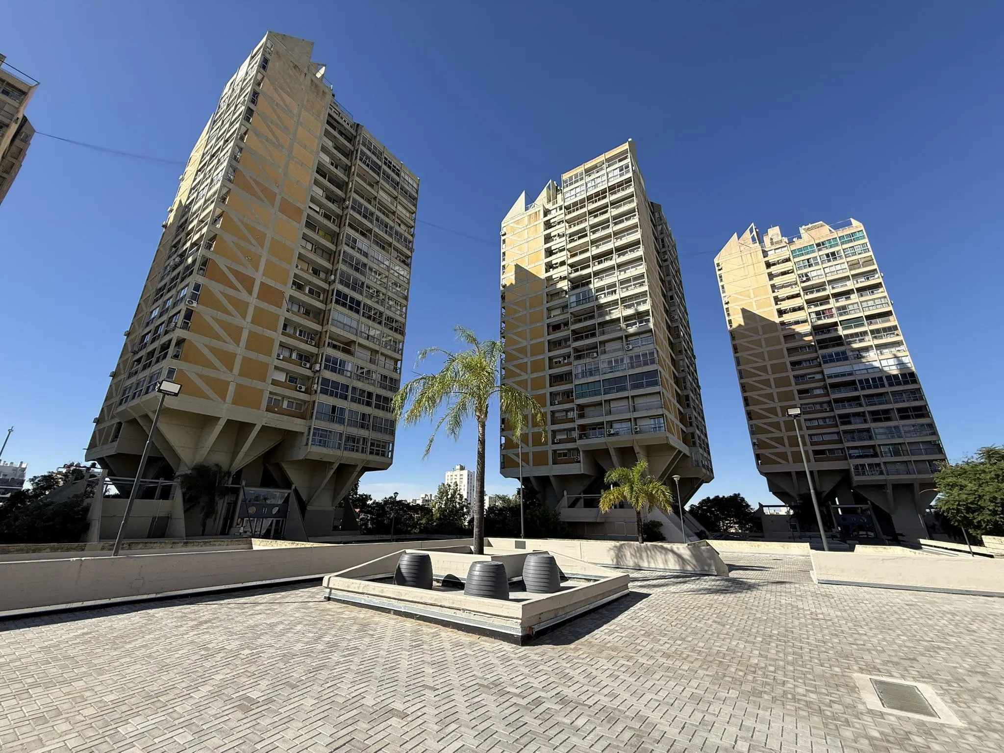 Departamento 3 dormitorios con cochera complejo cerrado en alquiler