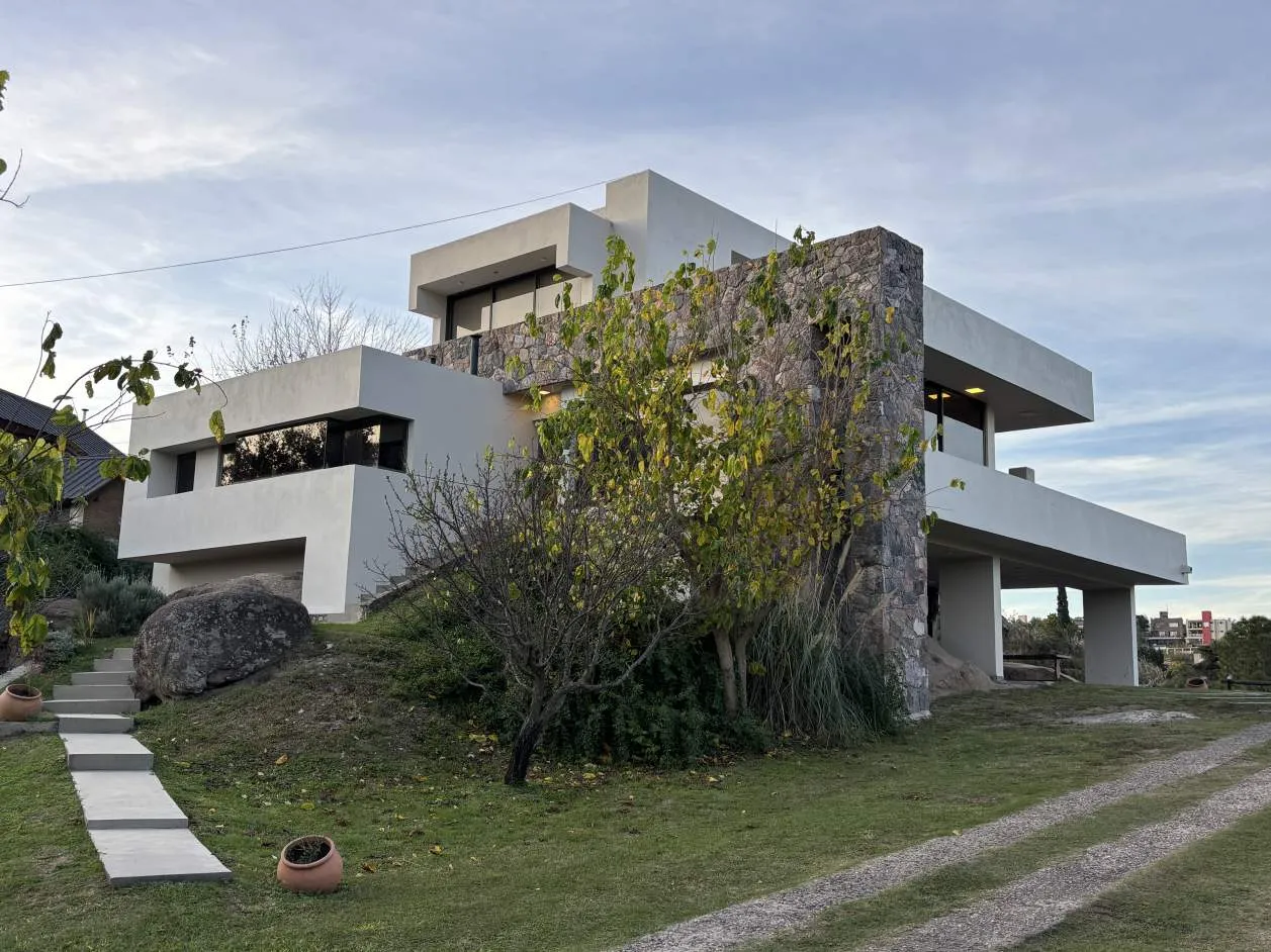 CASA EN VENTA  4 DORMITORIOS - VILLA DEL LAGO - CARLOS PAZ