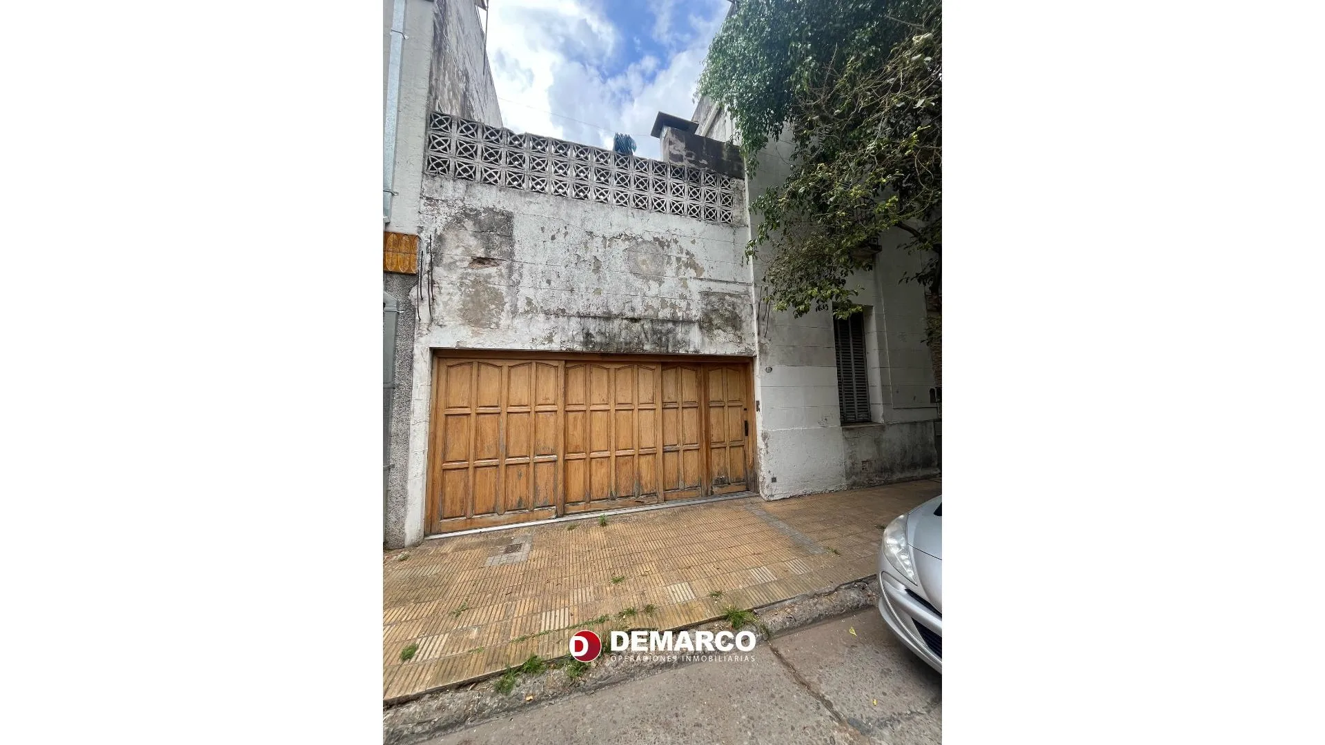 CASA EX MUNICIPAL CON COCHERA DOBLE, SOBRE LOTE PROPIO