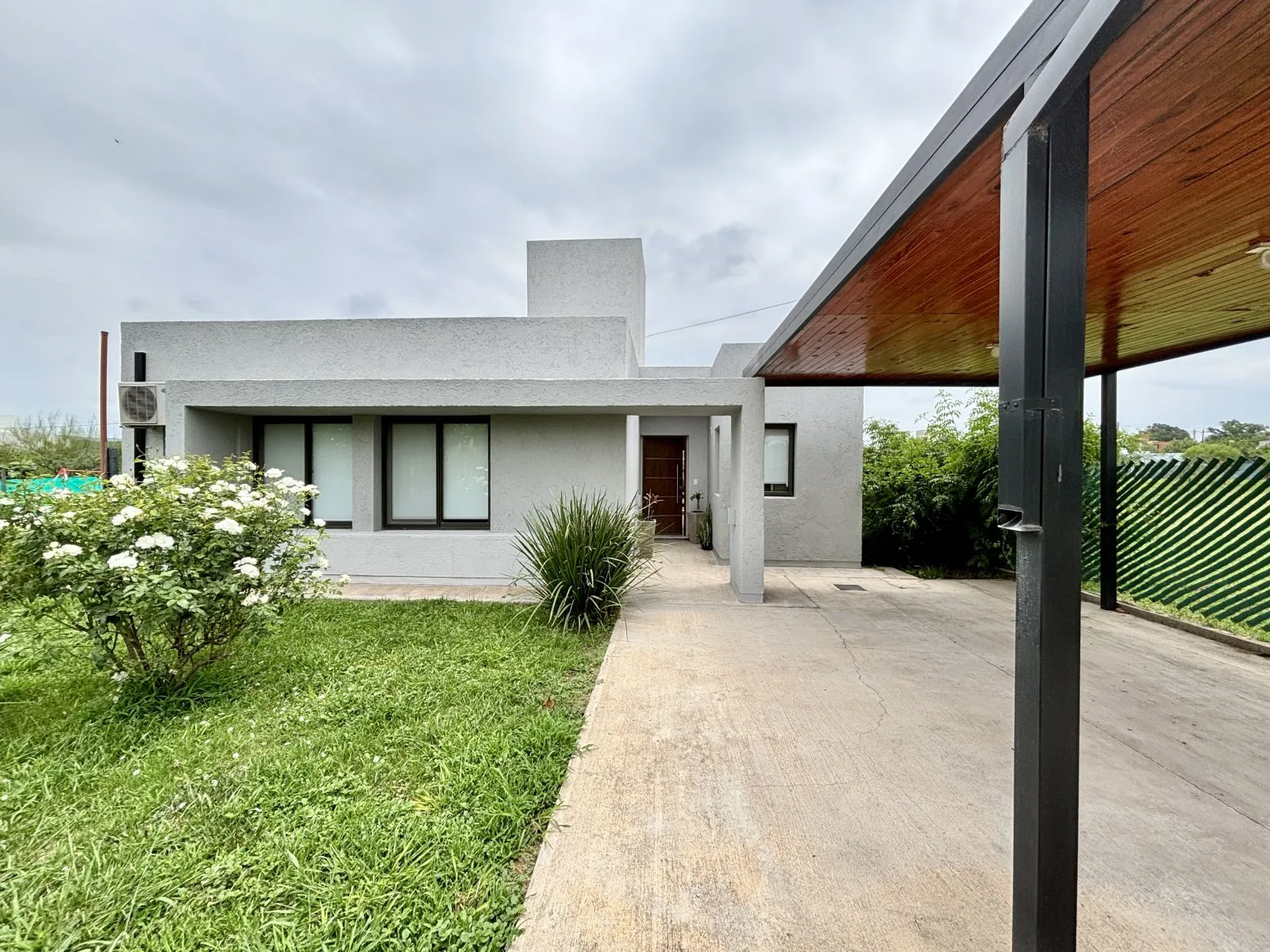 Casa en VENTA , 2 dormitorios , 350 m2 en Tejas Cuatro, diseño moderno y segurid...