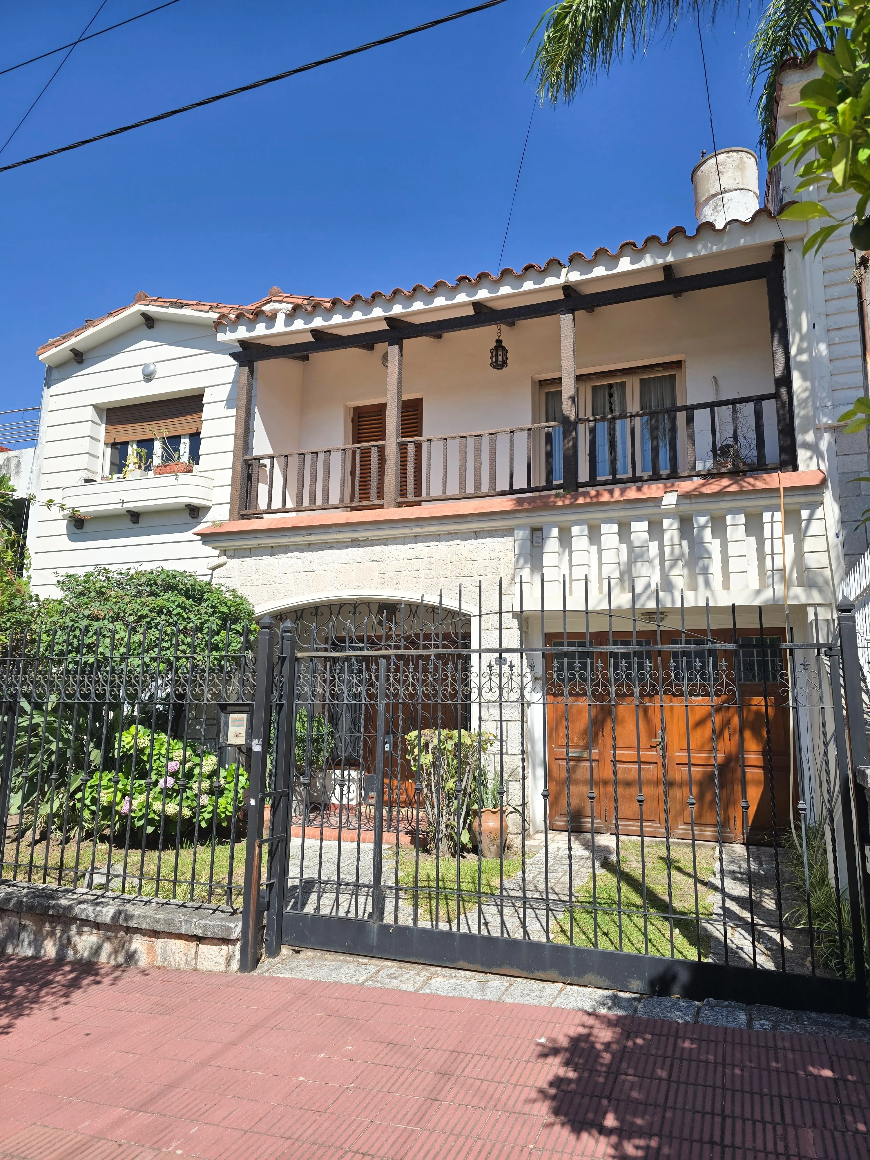 ESCRITURA, CASA DE CATEGORIA, CUATRO DORMITORIOS, TRES BAÑOS, COCHERA, PATIO
