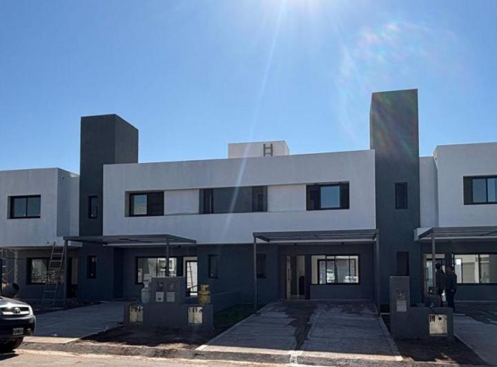 Casa · 180m² · 4 Ambientes · 2 Cocheras