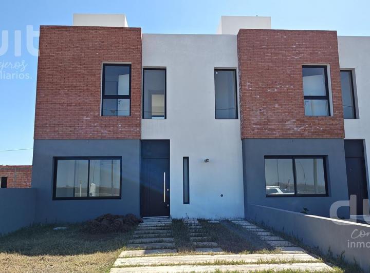 Casa · 130m² · 4 Ambientes · 2 Cocheras