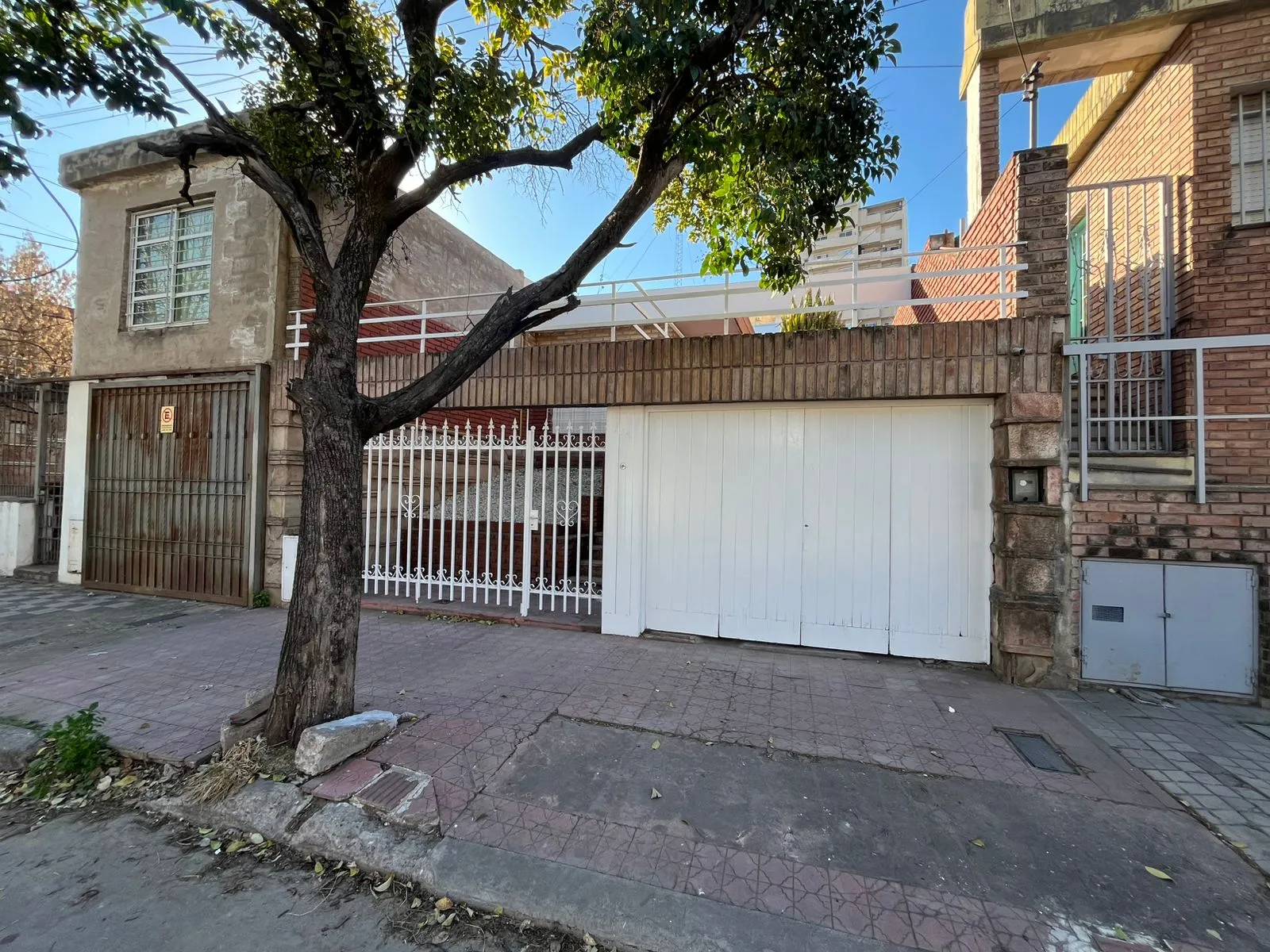 !!Vdo. Hermosa casa de 2 dorm. + patio y cochera!!