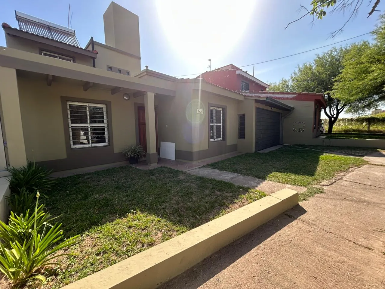 VENDO EXCELENTE CASA 3 DORMITORIOS B° JARDINES DEL SUR