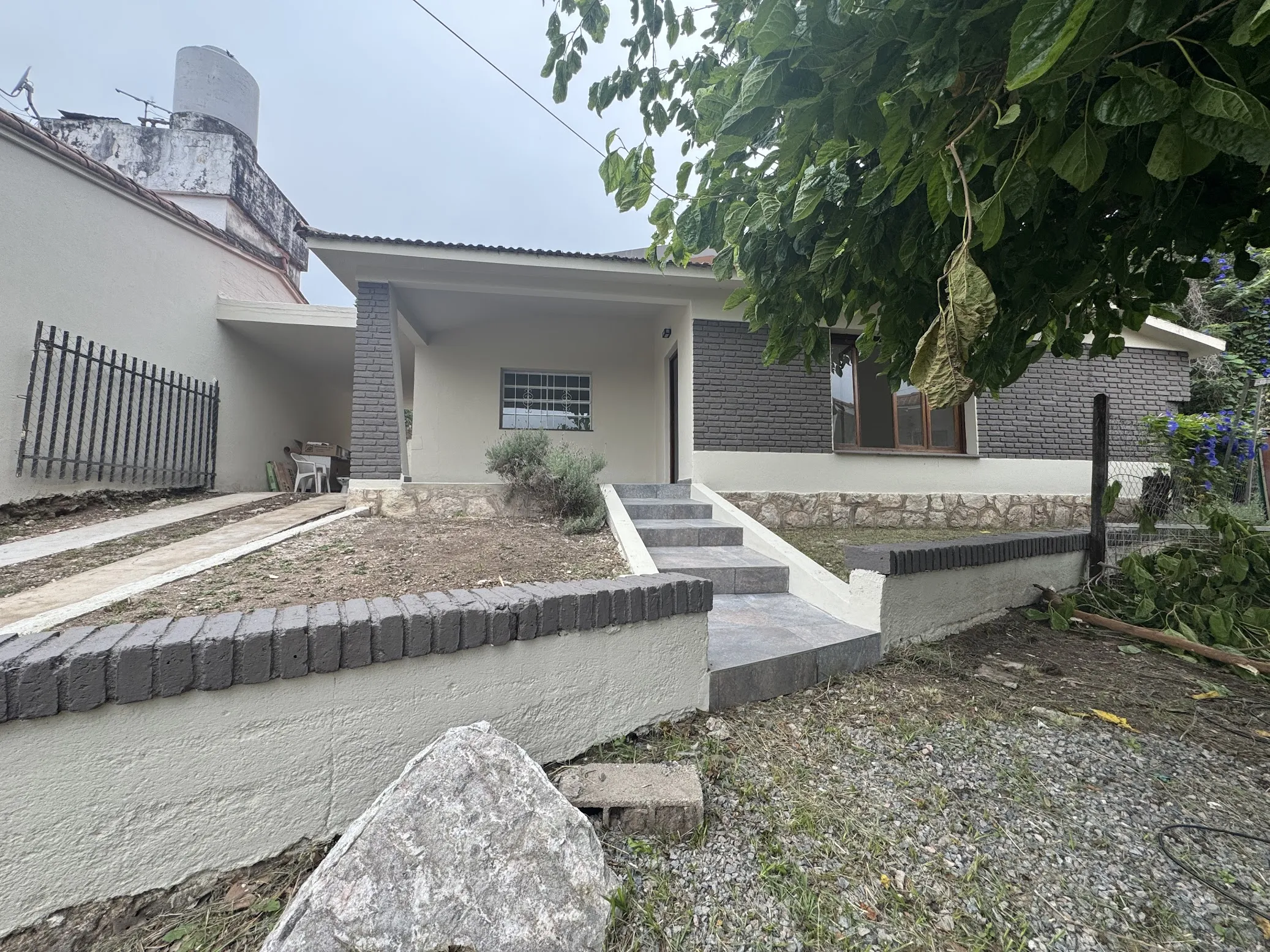 OPORTUNIDAD - HERMOSO CHALET RECICLADO - RECIBO VEHÍCULO