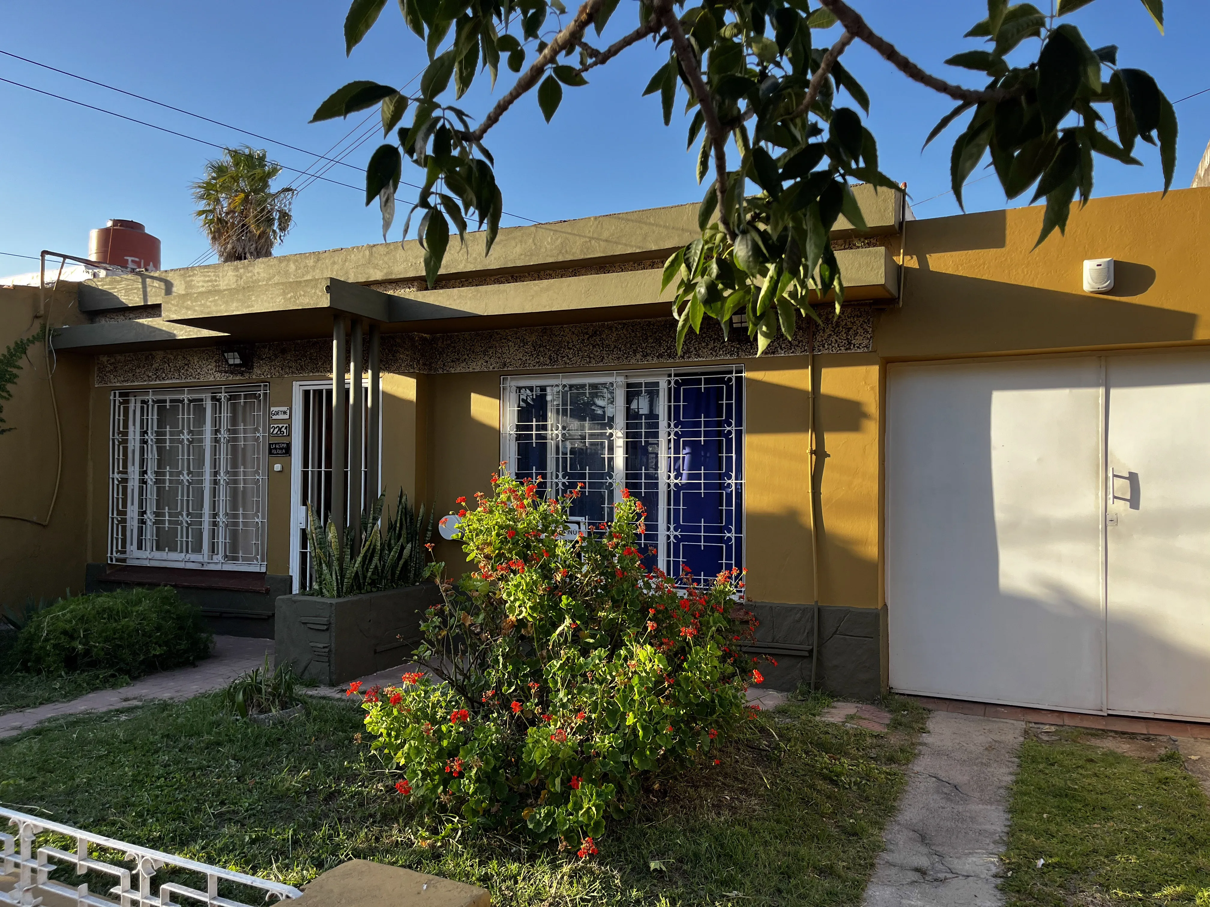 VENDO - ZONA SUR - SUPER CASA 3 DORM C/ GRAN TERRENO Y PATIO VERDE!!!