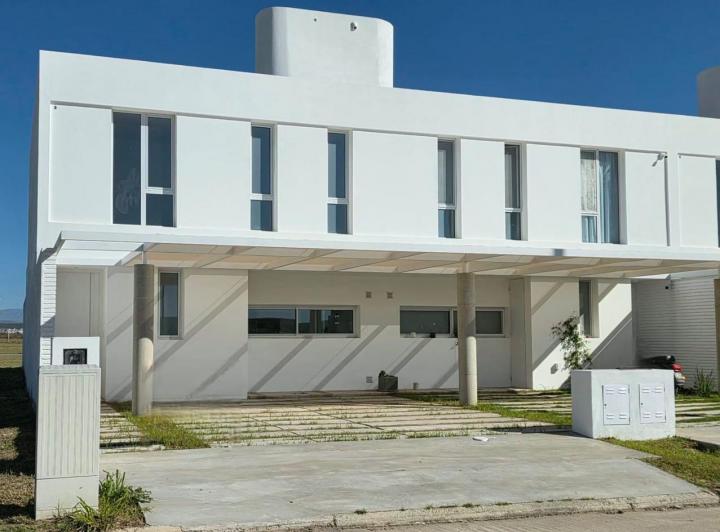Casa · 150m² · 4 Ambientes · 2 Cocheras
