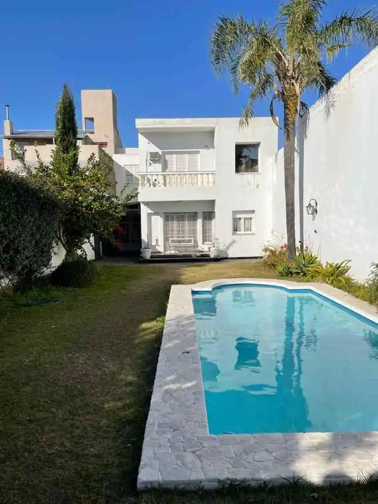 Venta Hermosa Casa 4 Dormitorios - B° Juniors - Patio Con Pileta
