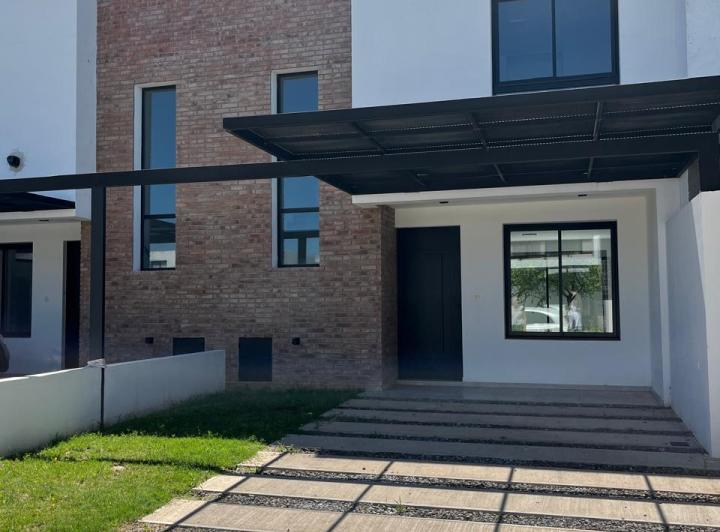 Casa · 95m² · 3 Ambientes · 1 Cochera