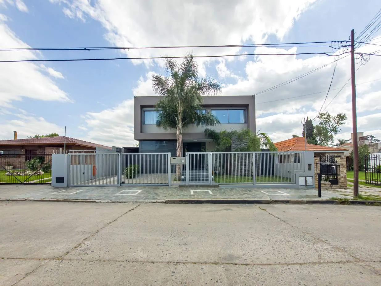 VENTA CASA 5 DORM 4 BAÑOS GARAGE 4 VEHÍCULOS QUINCHO PILETA. V. CARLOS PAZ