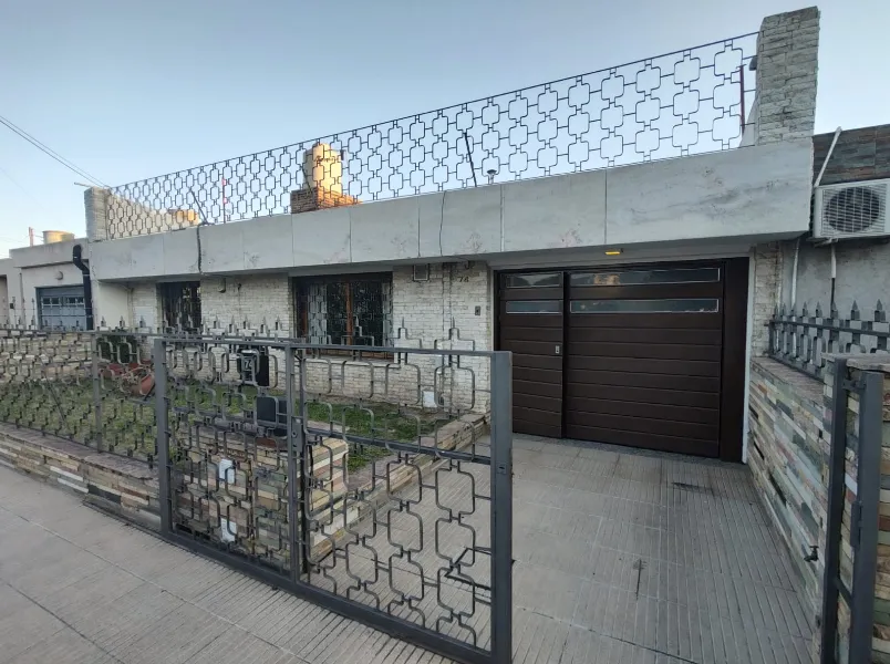 Casa dos dormitorios barrio Ayacucho con pileta