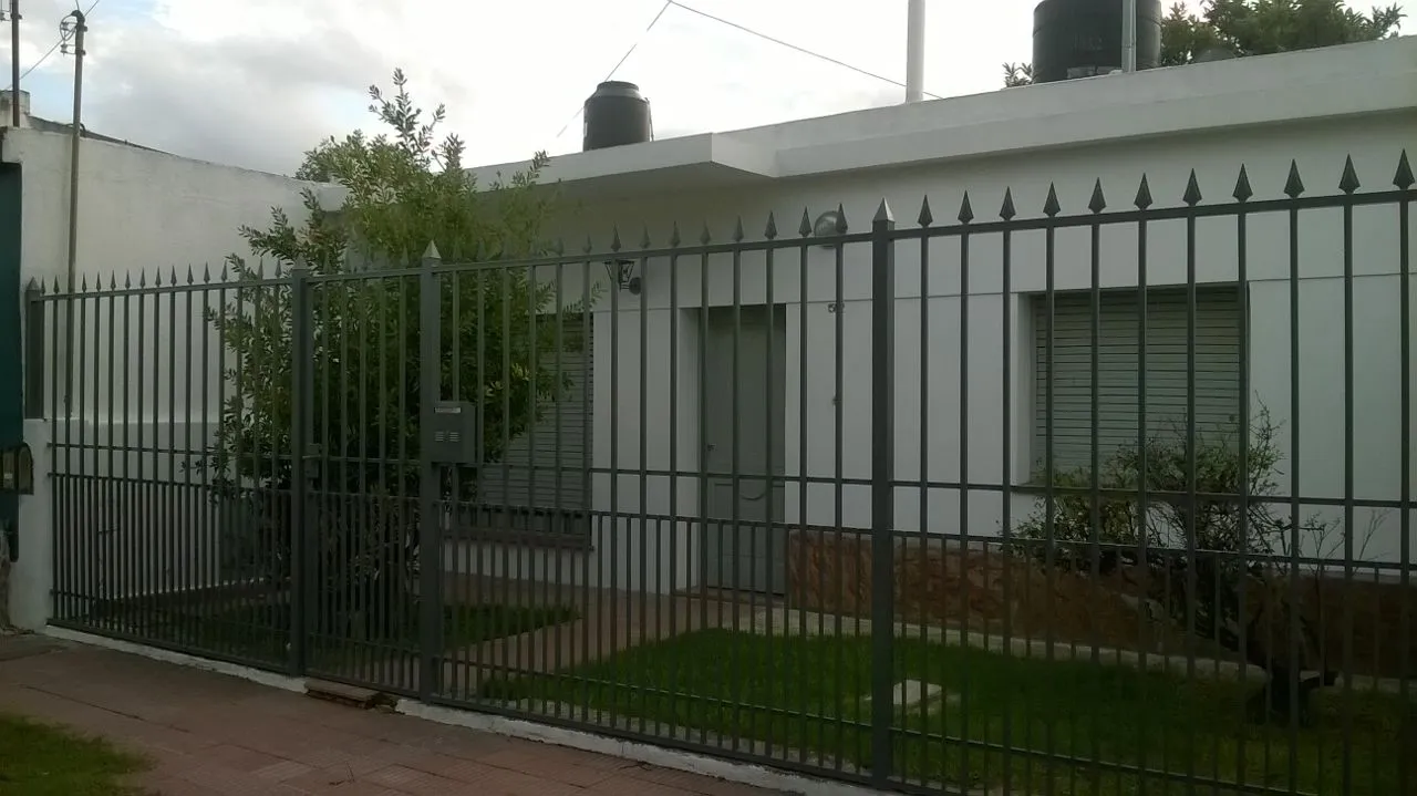 VENDO CASA 2  DE DORMITORIOS - AMPLIO PATIO - GARAGE - JARDÍN