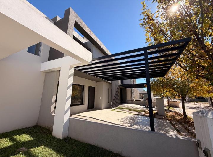Casa · 180m² · 5 Ambientes · 2 Cocheras