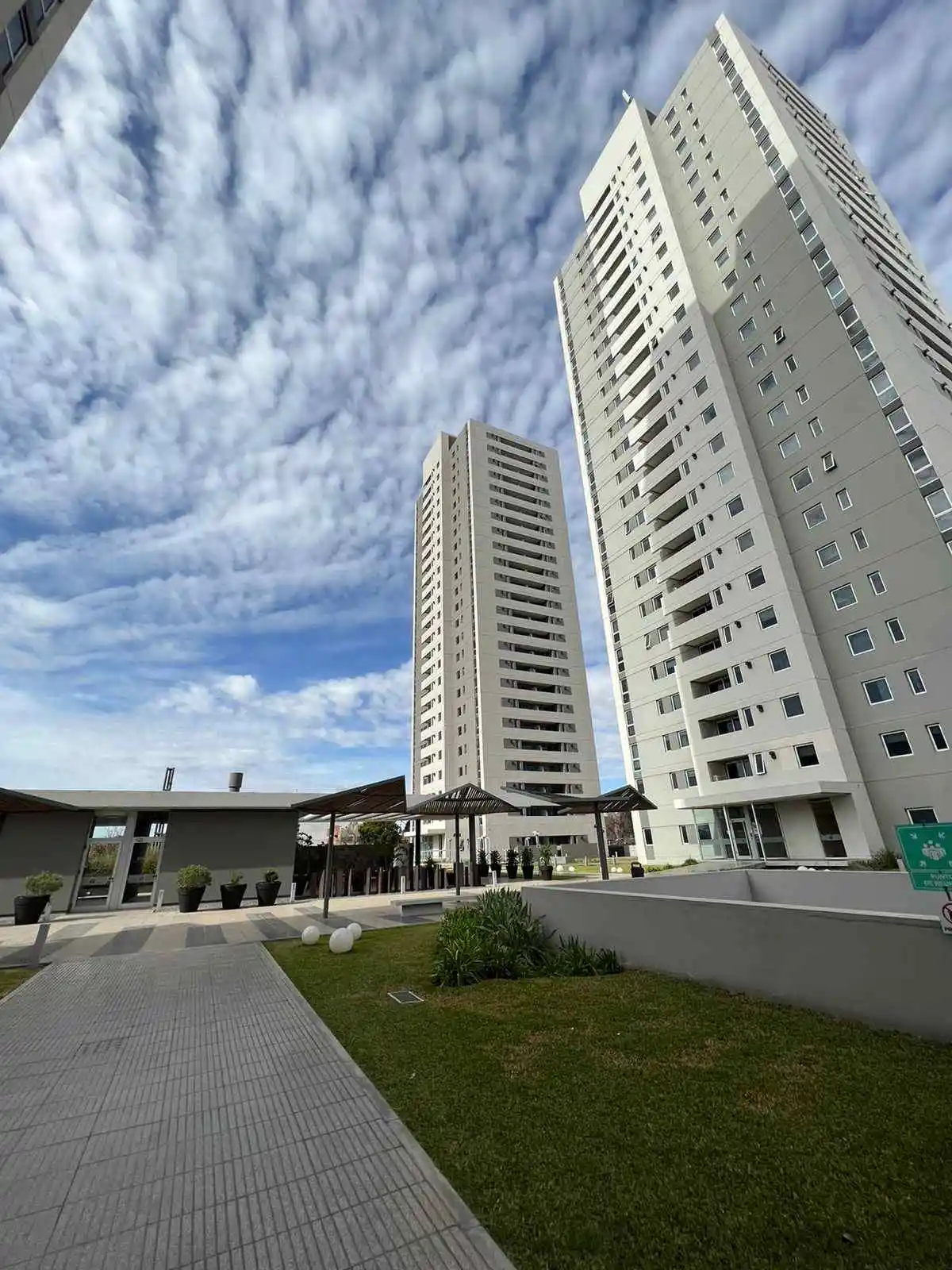 Torre 3- Piso Alto- 2Dormitorios 2 baños- Con renta