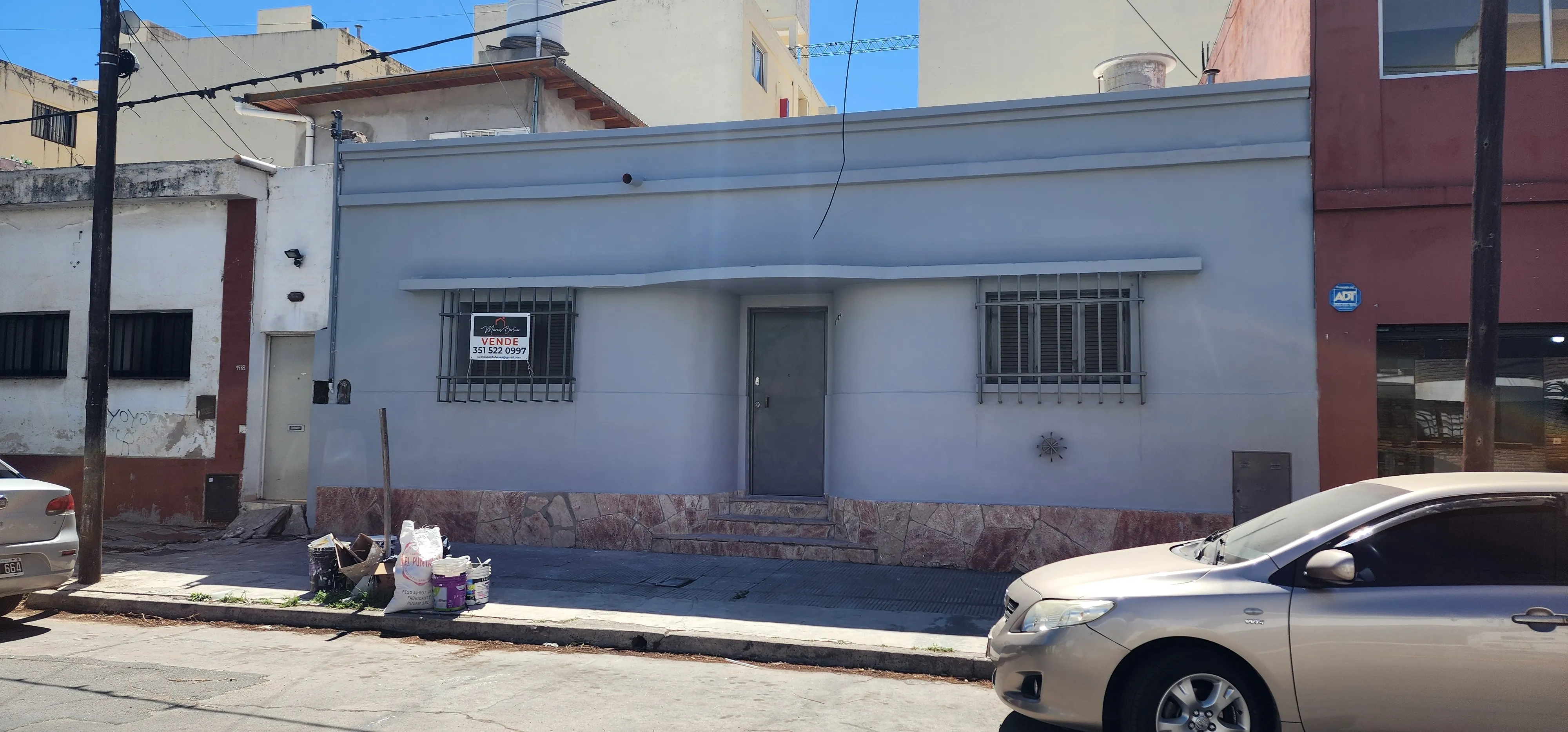 Alberdi. Casa 3 dorm + habitación servicio, lavadero, patio. Sin humedad!