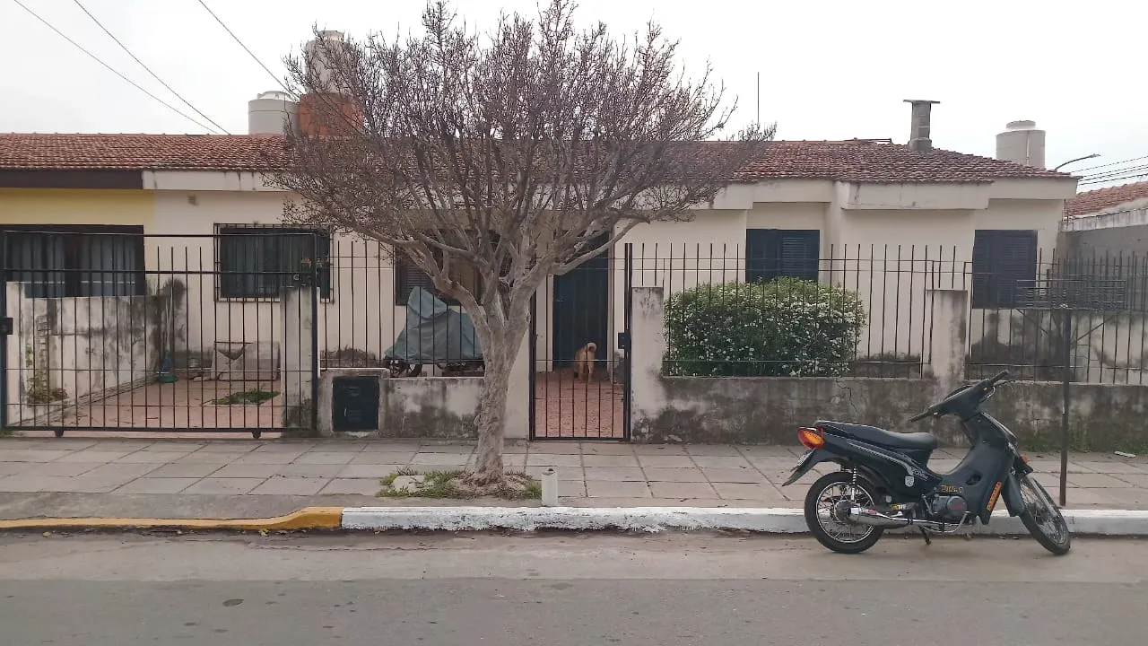 LOS ROBLES CASA DE 4 DORMITORIOS APTA CREDITO IAF BANCOS