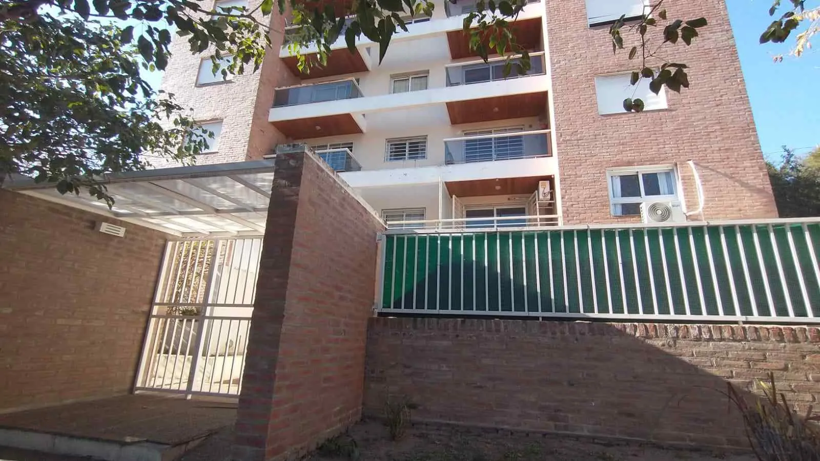 CON PATIO!! SI DEPARTAMENTO CON PATIO!!
