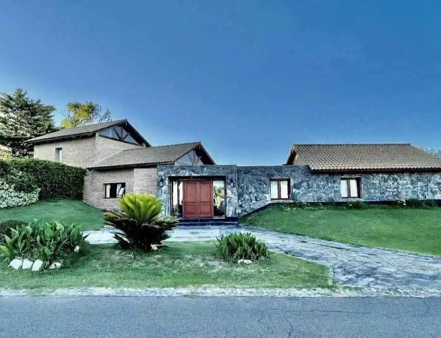 Casa en venta en el Country Lomas de la Carolina - En muy buen estado!!