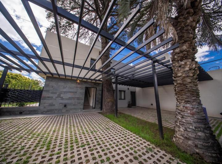 Casa · 112m² · 4 Ambientes · 2 Cocheras
