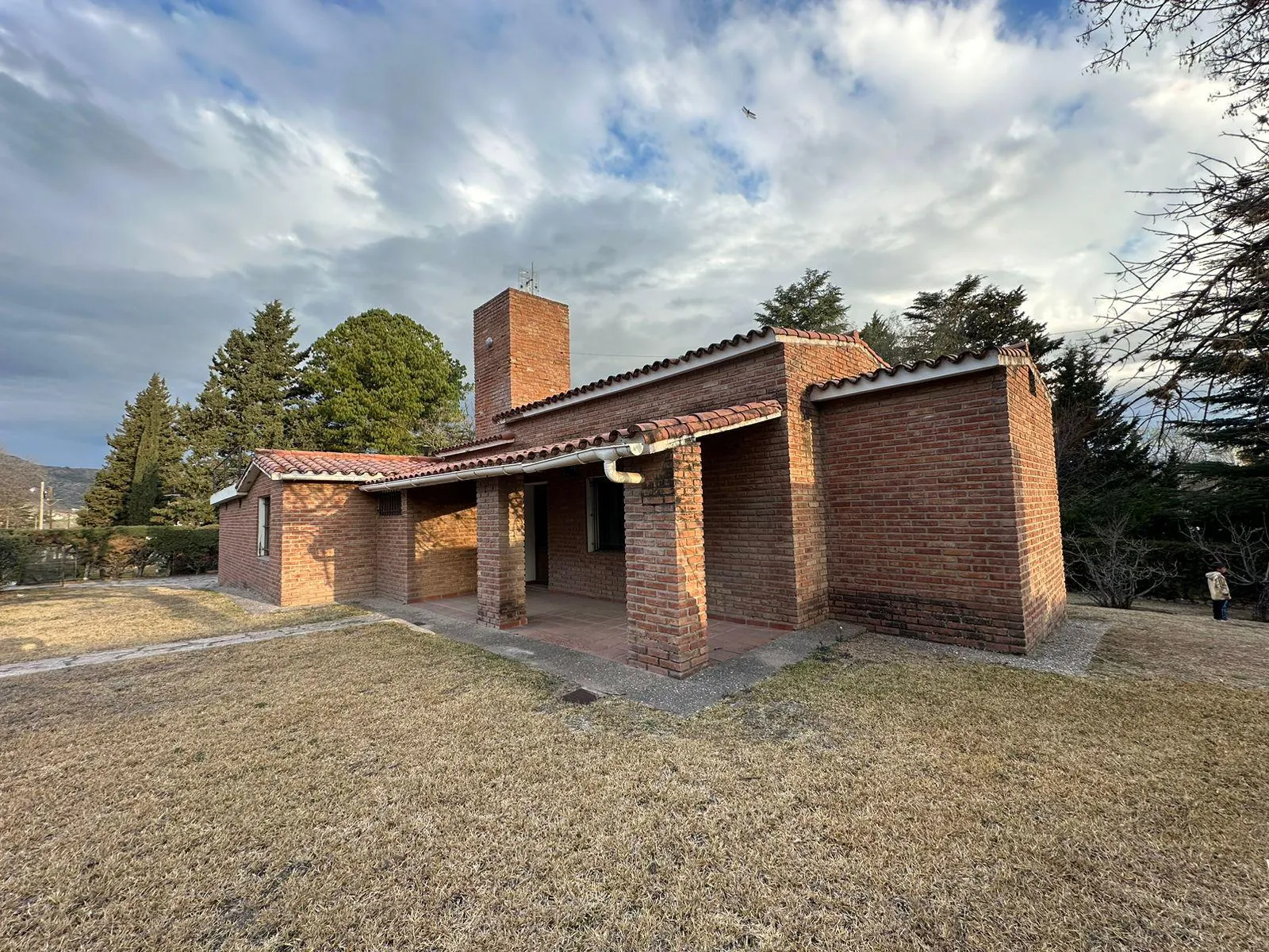 VENTA APTO CREDITO - OPORTUNIDAD BIALET MASSE- Gran casa esquina tres dormitorio...