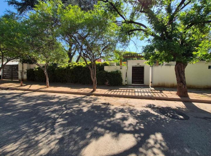 Casa · 340m² · 7 Ambientes · 1 Cochera