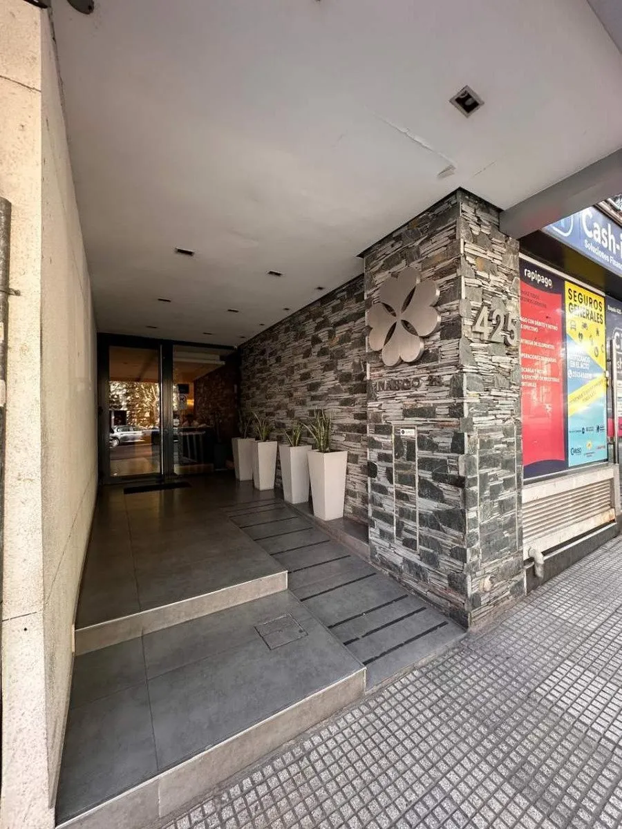Venta departamento con patio propio en General Paz