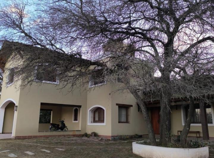 Casa · 400m² · 12 Ambientes · 2 Cocheras