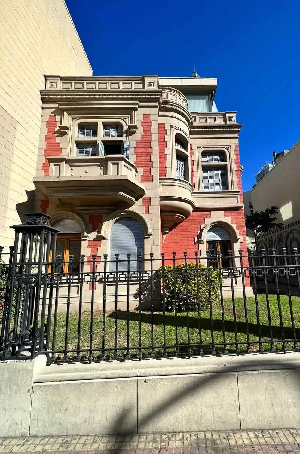 ¡Importante casona en venta sobre Hipólito Yrigoyen