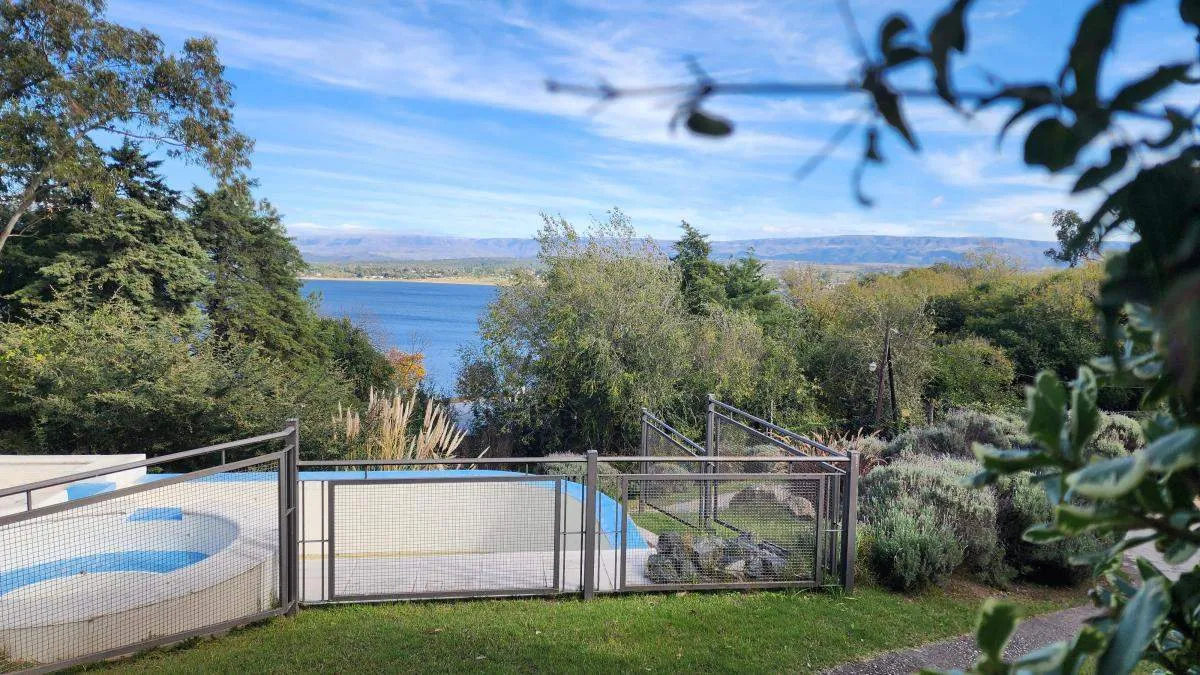 VENTA CASA 4 DORM LOTE 1238M2 PILETA FRENTE AL LAGO LOS MOLINOS - VILLA CIUDAD A...