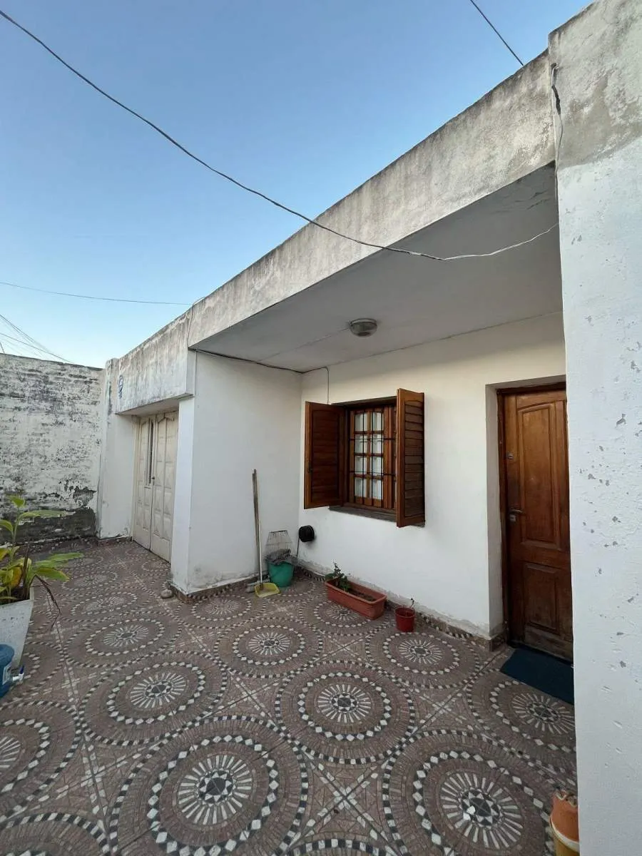 VENTA CASA 2 DORM APTA CREDITO- LAS FLORES ZONA SUR