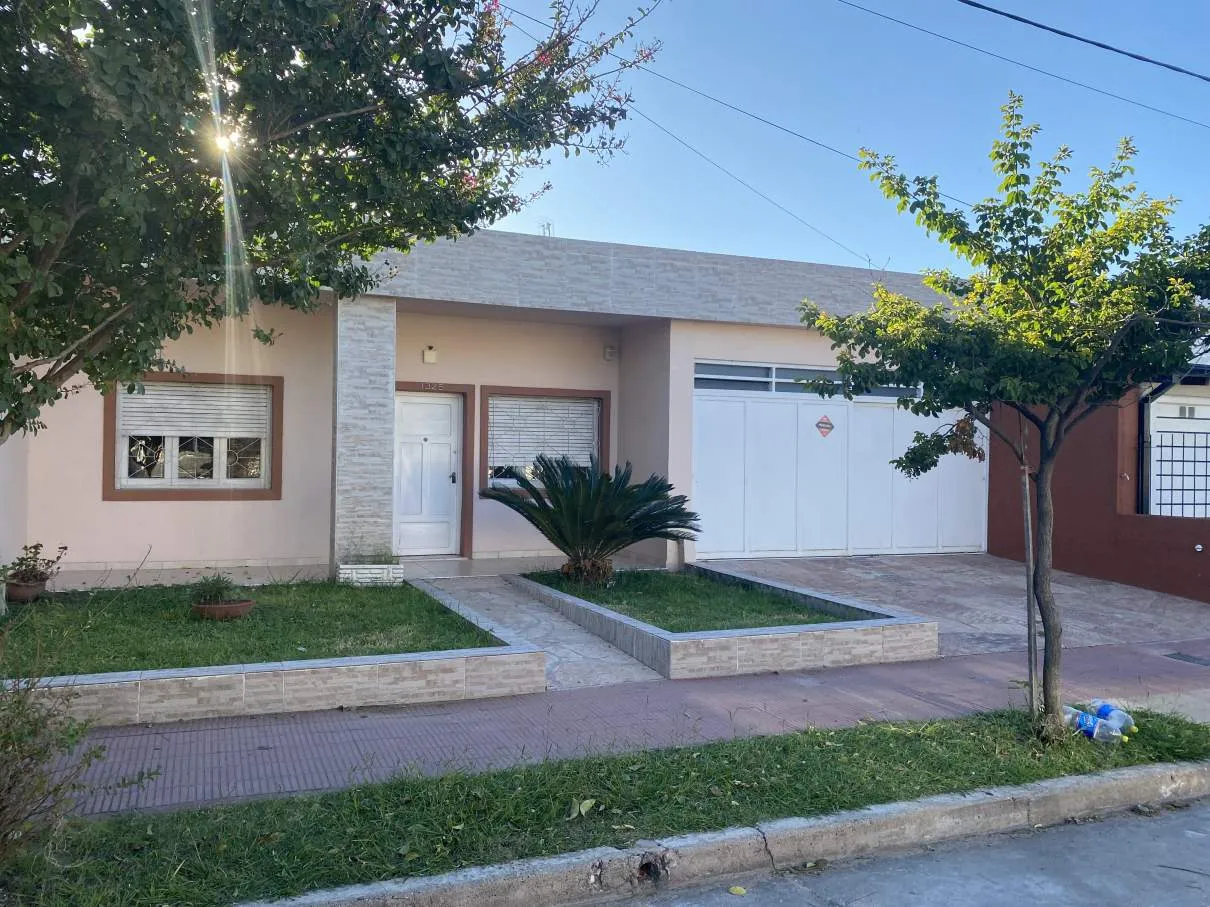 Casa en venta  3 dormitorios    cochera doble y patio
