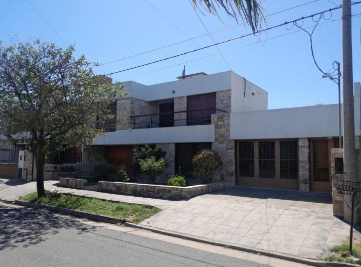 Casa · 295m² · 15 Ambientes · 2 Cocheras