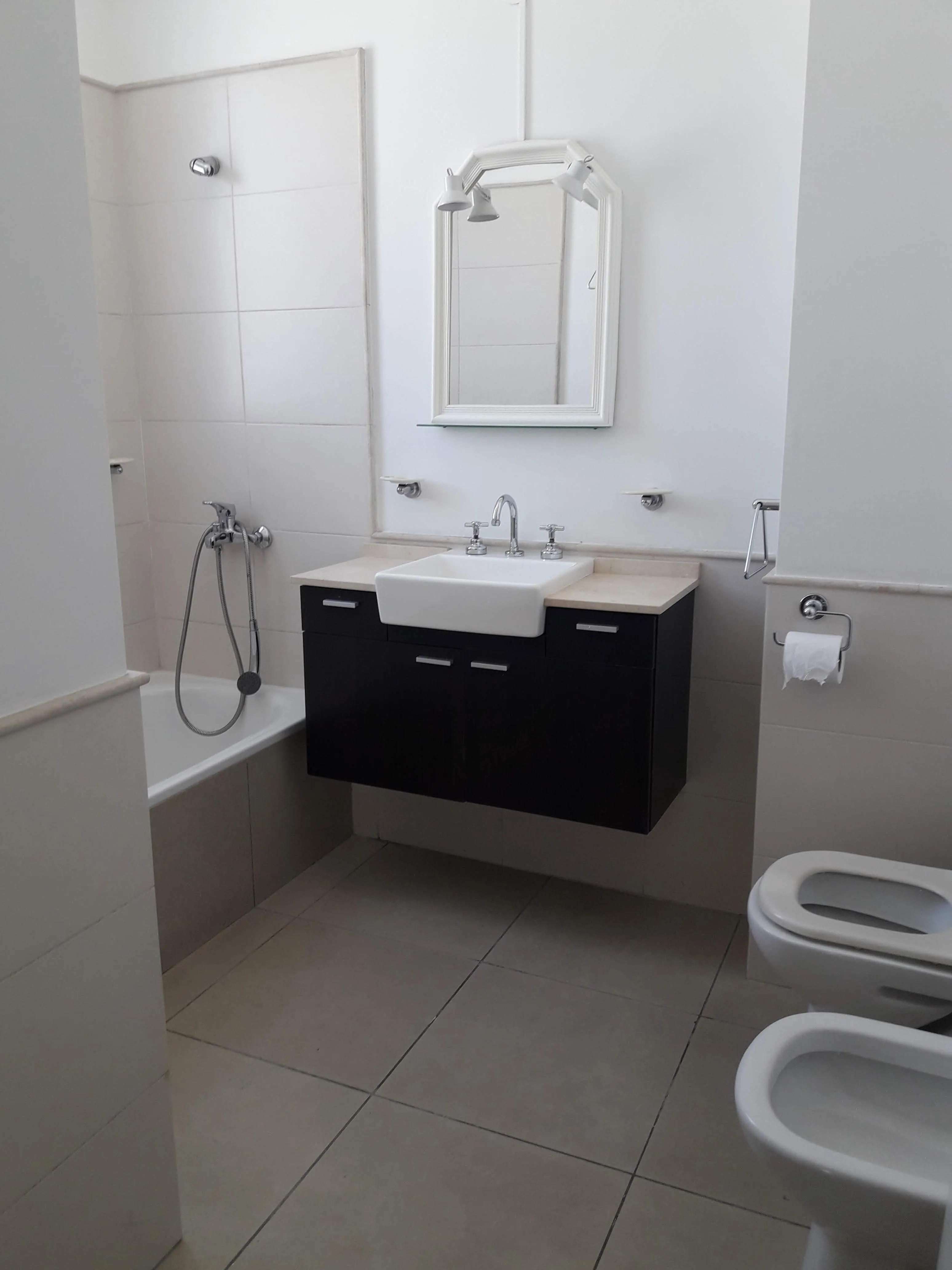UN DORMITORIO AV PRINCIPAL BARRIO GENERAL PAZ  FRENTE CON VESTIDOR BALCON