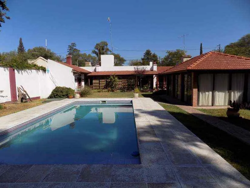 VENDO - 3 DOR. 2 BAÑOS - SUITTE - QUINCHO - DEP. DE SERVICIO - PISCINA.1 PLANTA