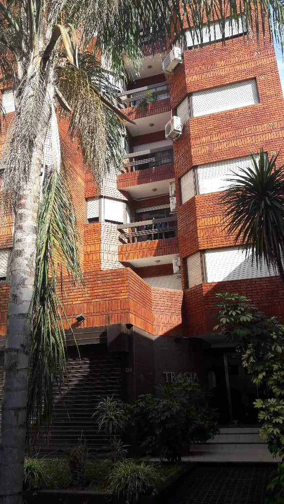 Parana a mts San Lorenzo ,externo 3 dorm, 2 baños.Quincho