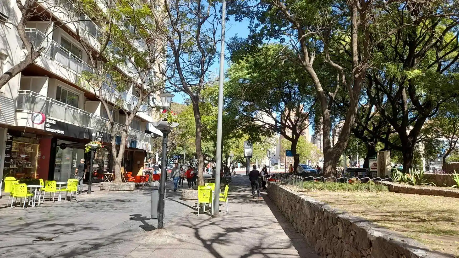 UN DORMITORIO CON BALCON FRENTE PLAZA ITALIA