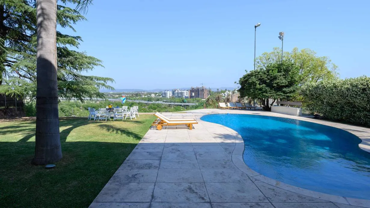 Casa en alquiler para uso comercial o vivienda, Cerro de las Rosas