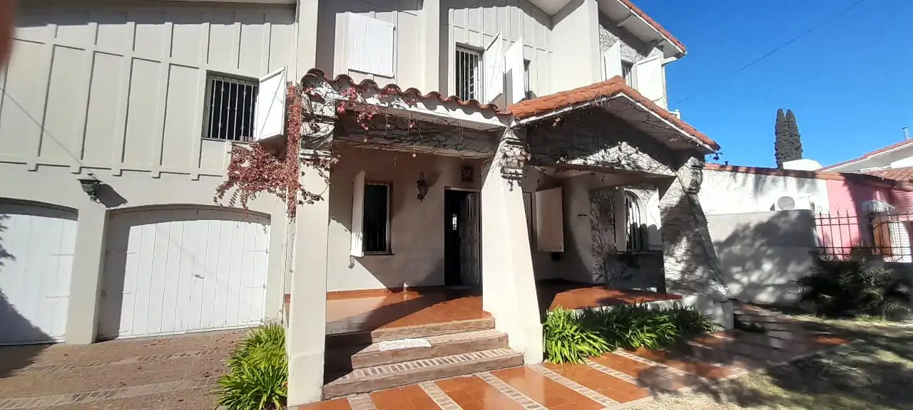 Casa de tres dormitorios en venta, Cerro de las rosas, Zona norte