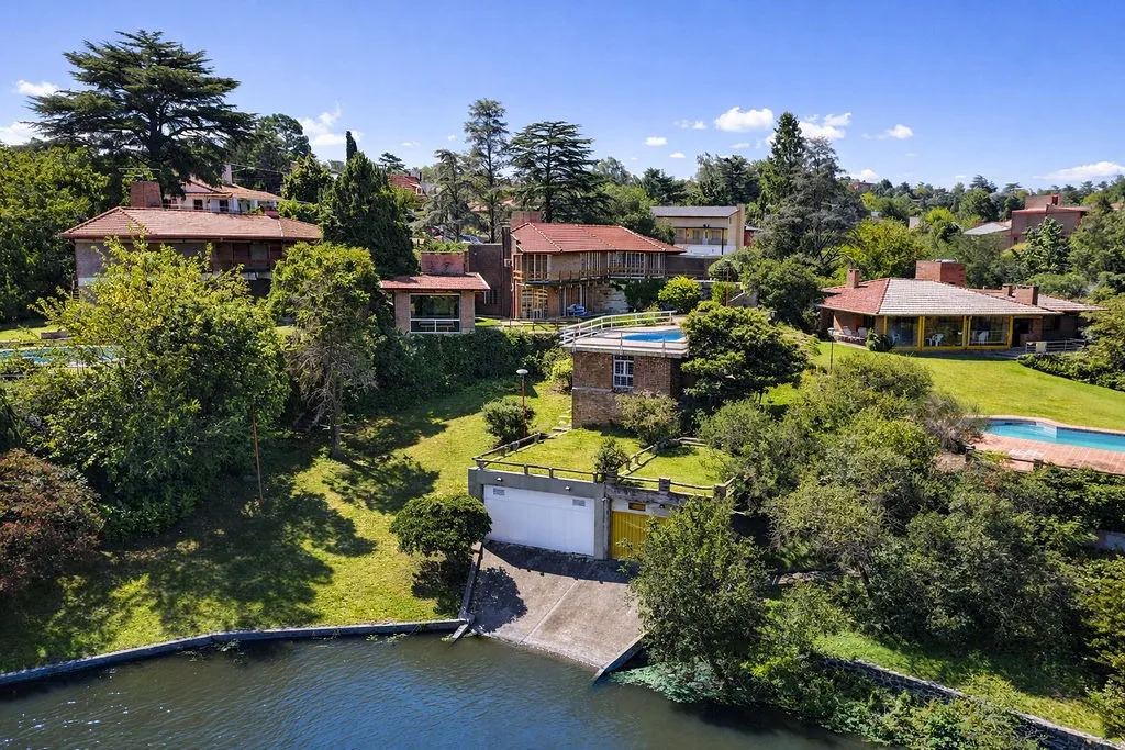 IMPORTANTE CASA EN VILLA CARLOS PAZ, CON BAJADA AL LAGO